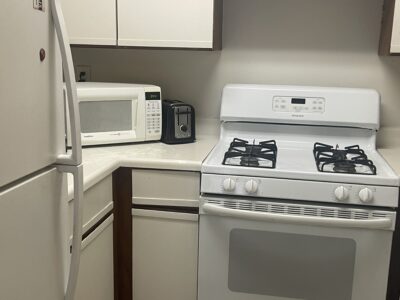 ハーレムライフルームメイトのいない４ヶ月, 24時間警備で安全