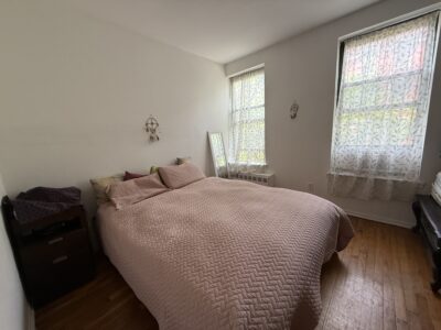 イーストヴィレッジ最高の立地！広々1BR・家具付き、明るい南向き角部屋（夫婦・家族可）