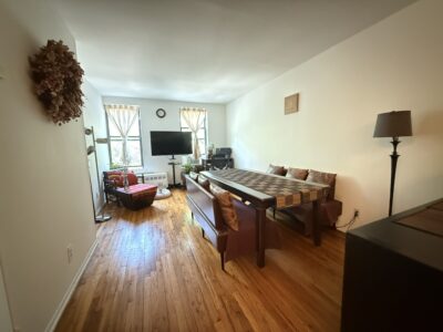 イーストヴィレッジ最高の立地！広々1BR・家具付き、明るい南向き角部屋（夫婦・家族可）