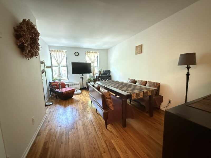 イーストヴィレッジ最高の立地!広々1BR・家具付き、明るい南向き角部屋(夫婦・家族可)